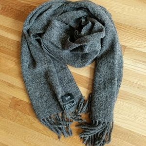 Hugo Boss wool scarf - excellent condition